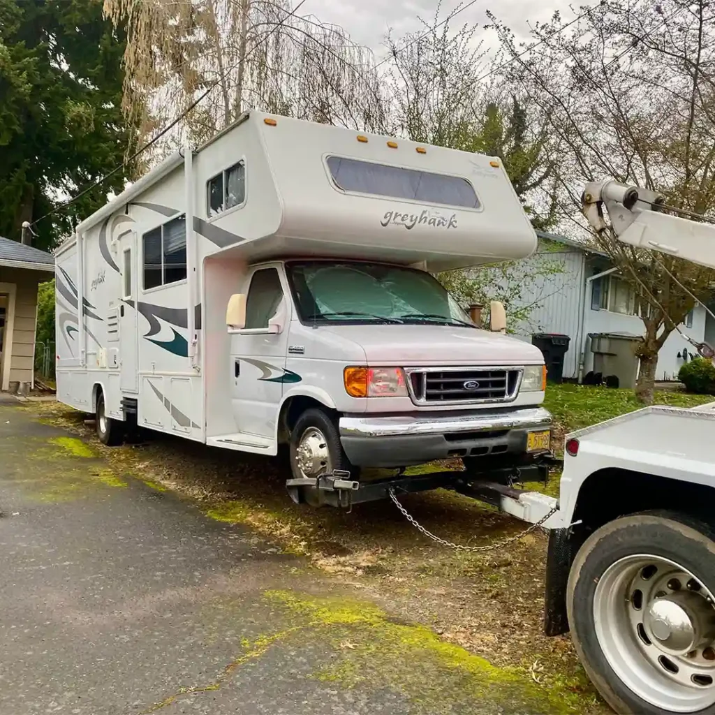 Mian Towing LLC towing a motorhome (RV) in Beaverton, Tigard Oregon