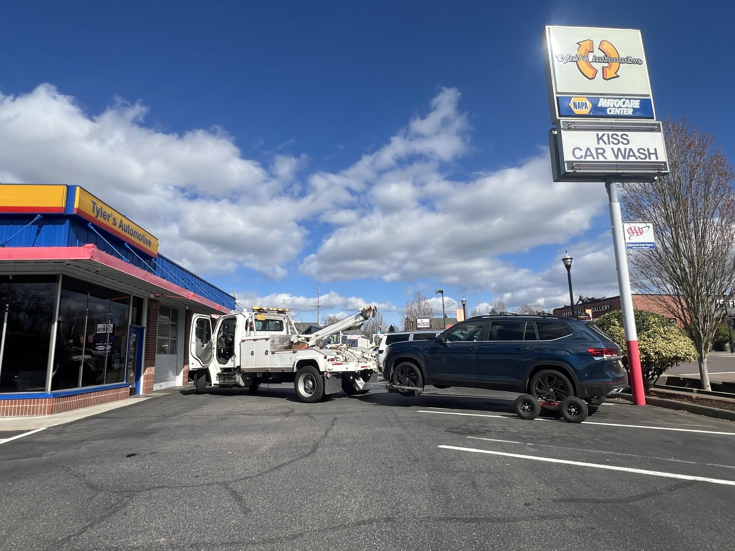 Tigard towing service flatbed tow truck roadside assistance in Tigard Oregon