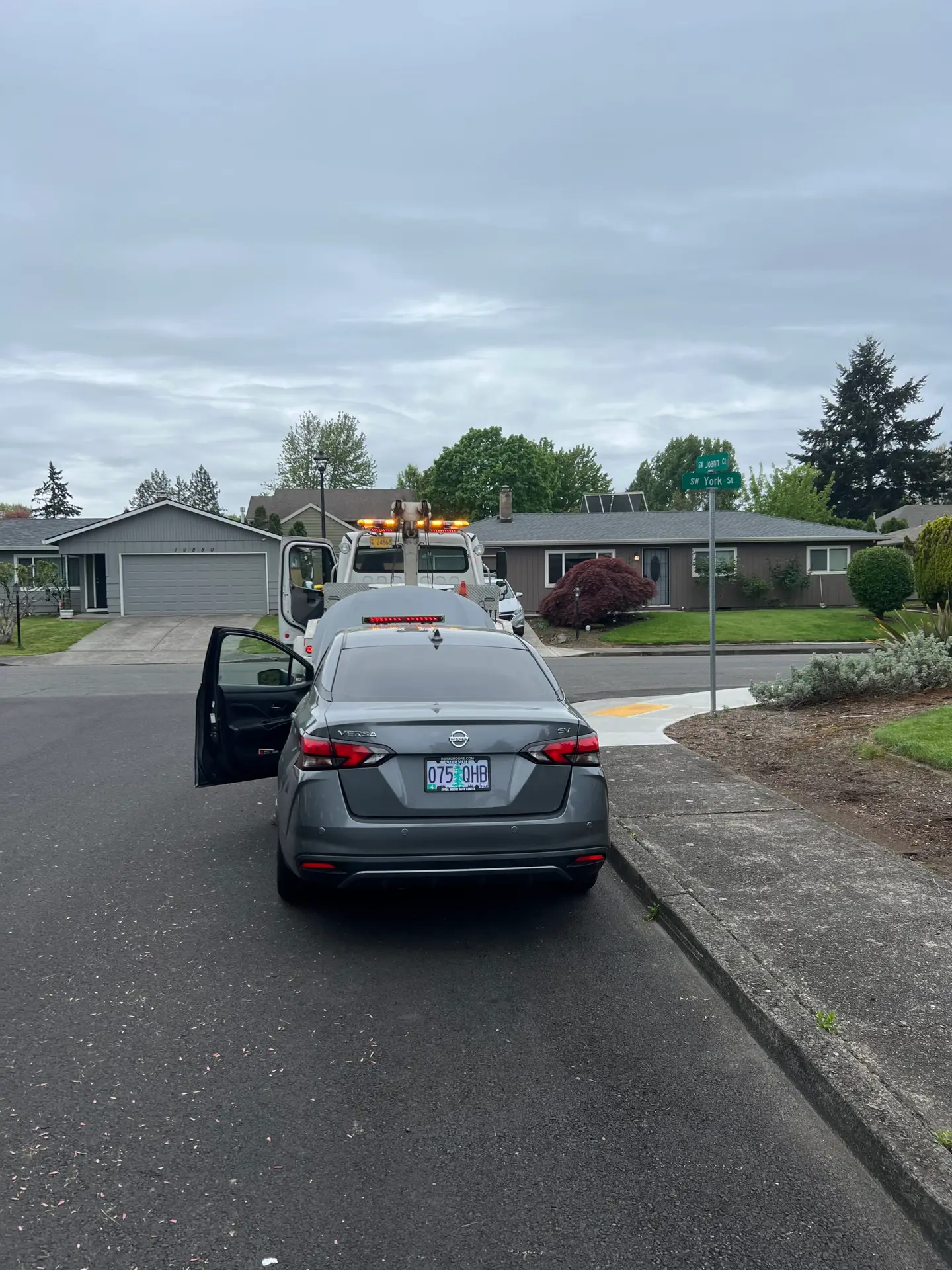 Flatbed towing service in Aloha Oregon by Mian Towing LLC roadside assistance and emergency tow truck