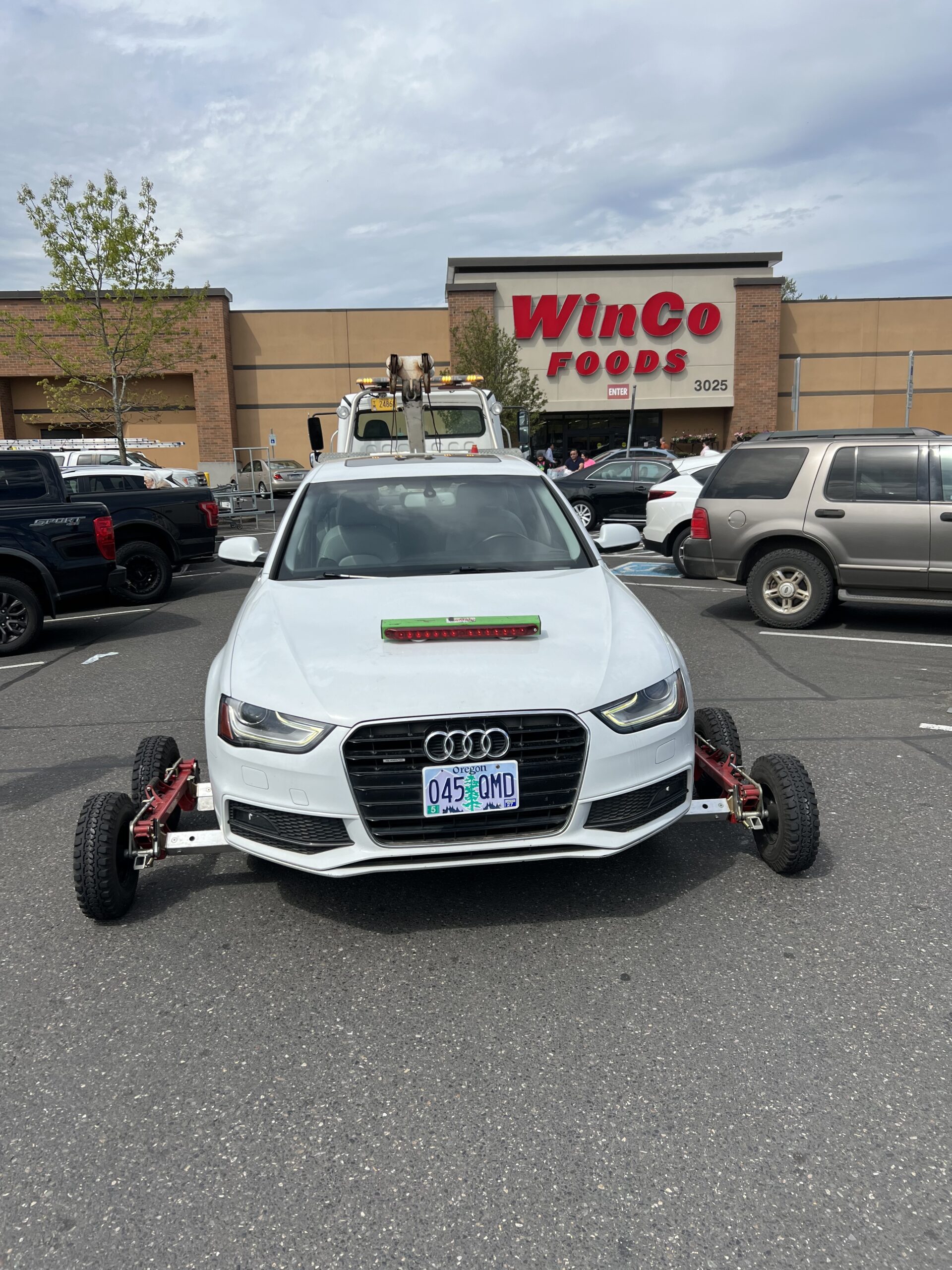 tow truck in Cedar Hills Beaverton at WinCo parking lot roadside assistance