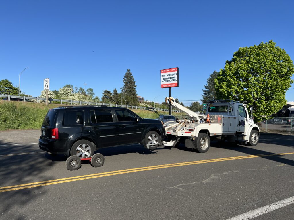 tow truck service in Tigard Oregon near Cascade Plaza roadside assistance by Mian Towing LLC
